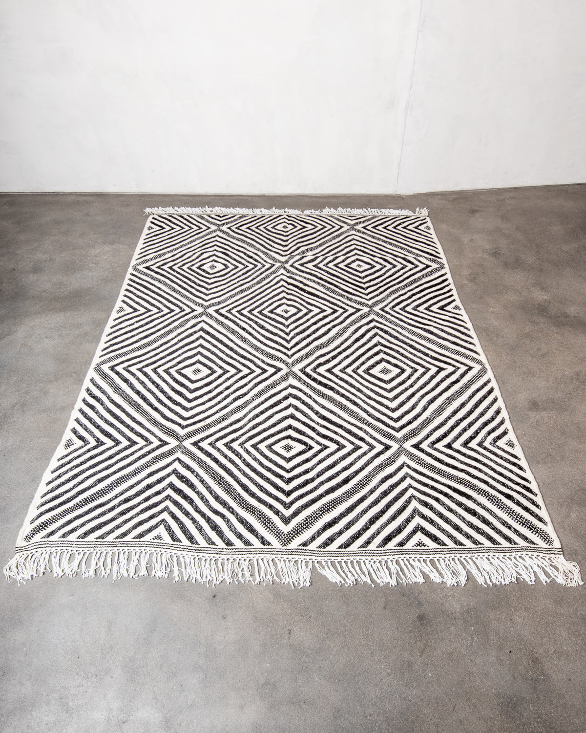 Modern, handcrafted Berber rug from Morocco. Flat-woven Kelim carpet in black and white design. Made of 100% wool.